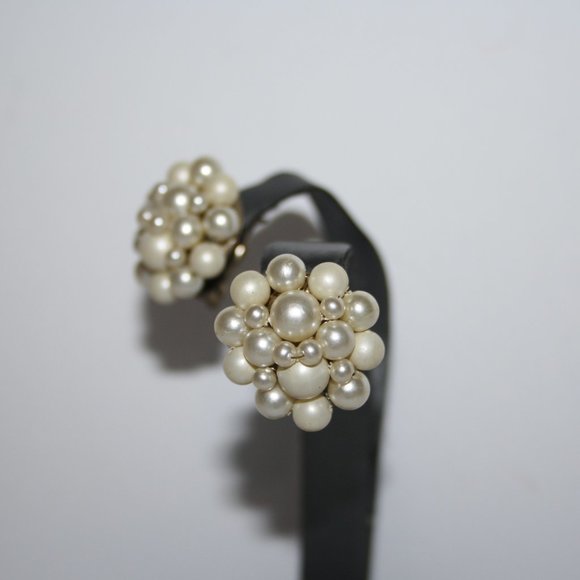 Vintage pearl clip on earrings - Picture 2 of 4